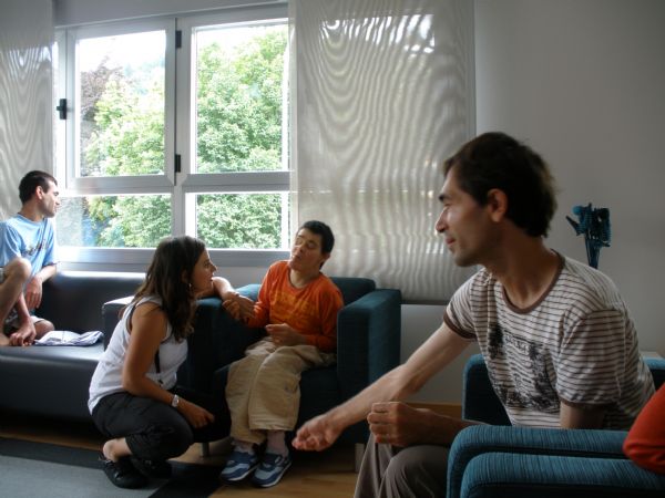 Susana con un grupo de chicos que viven en Ategorrieta, Iban, Mª Antonia y Jose Angel, en la sala viendo la televisión