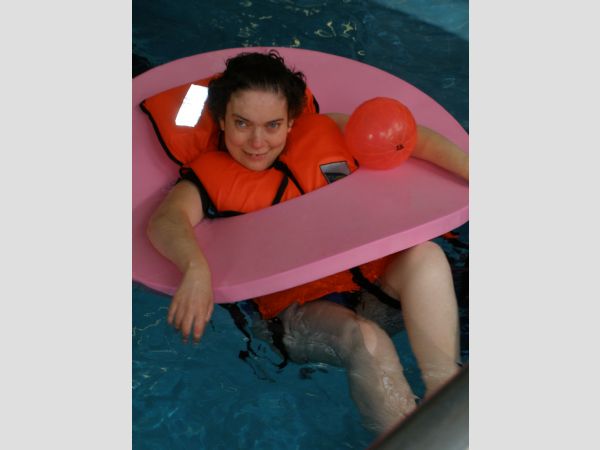 Lourdes disfrutando de la actividad de piscina que realizamos semanlmente  en el Centro Donosti